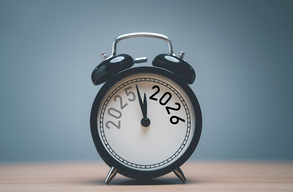 Black alarm clock with "2025" and "2026" on its face, symbolizing working capital management decisions.